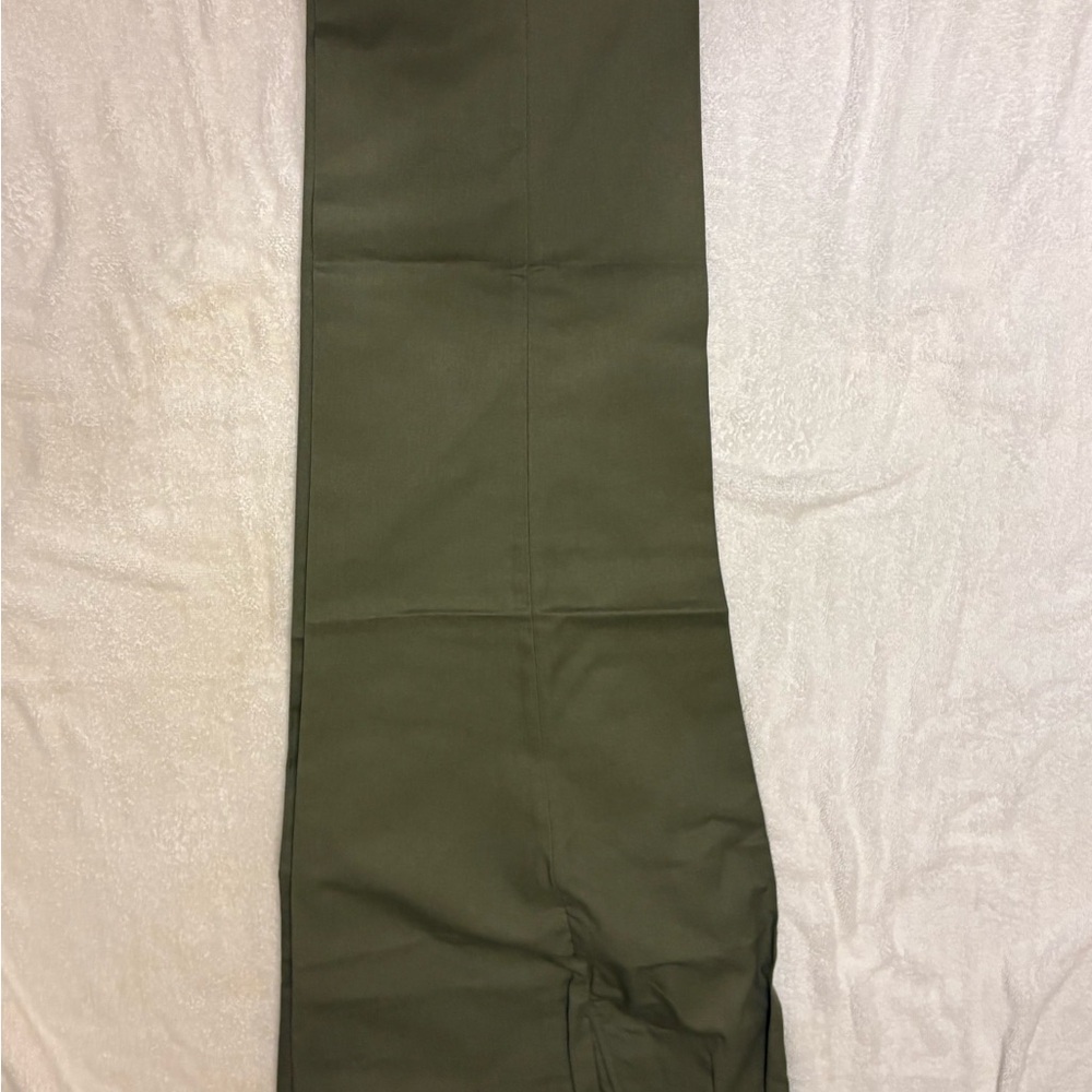 Men's Classic Olive Chinos. 40 X 29.